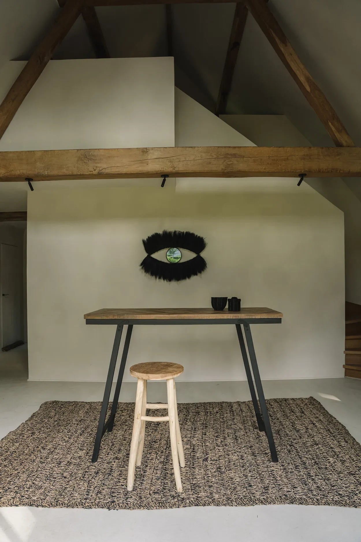 Tapis en jonc de mer noir naturel rectangle 180x240 cm sur table en bois rustique avec pieds en métal