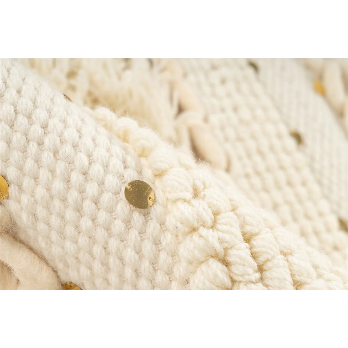 Tapis en laine écru à franges et motifs géométriques avec tissu en tricot crème et or