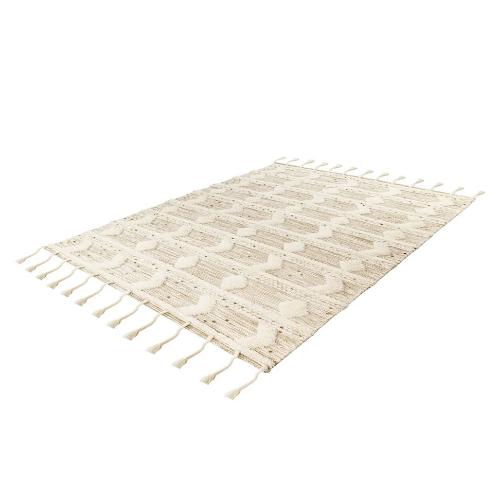 Tapis en laine écru à motifs géométriques et franges avec tapis tufté en coton écru
