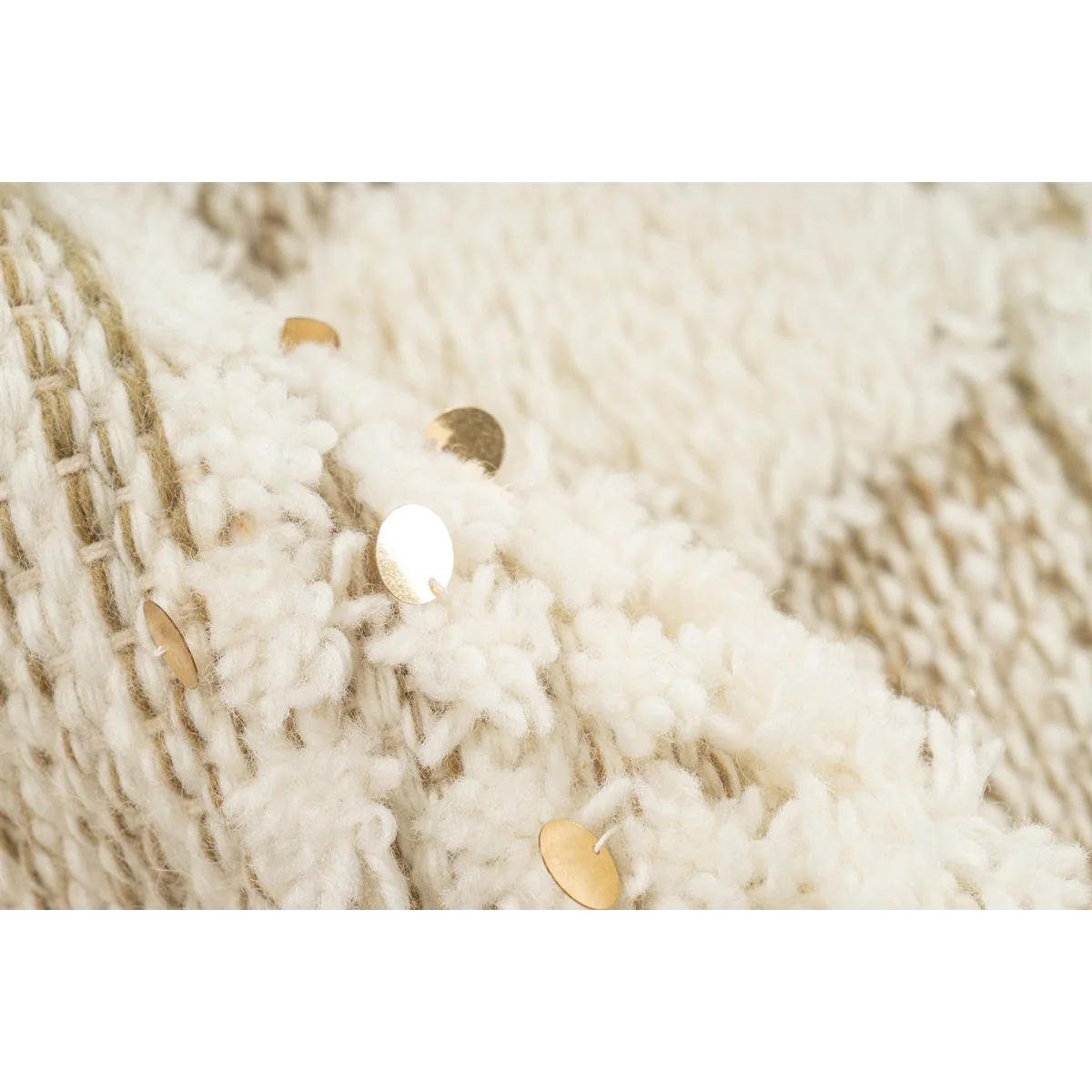 Tissu texturé avec sequins sur le tapis en laine écru à motifs géométriques et franges
