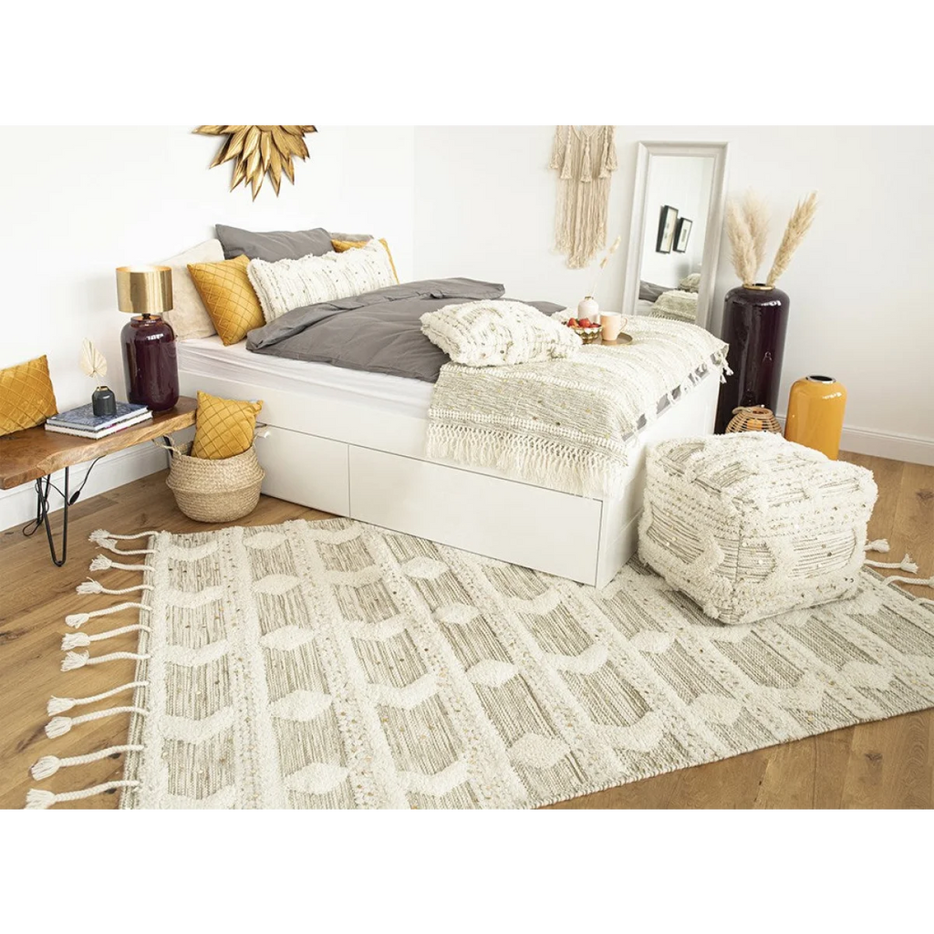 Tapis en laine écru à motifs géométriques et franges, tapis tissé blanc et gris