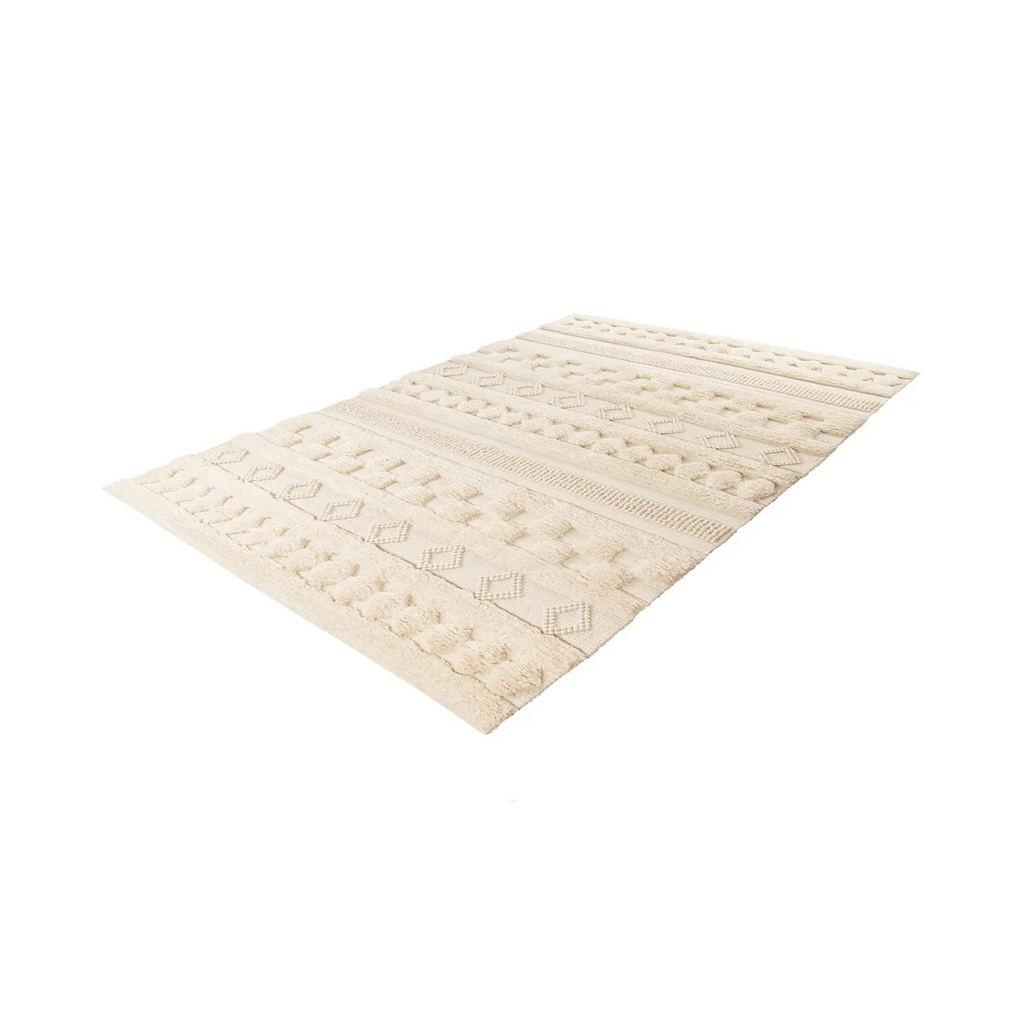 Tapis en laine écru à motifs géométriques texturés dans un espace moderne