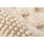Tissu en laine écru texturé avec des motifs géométriques en nœuds bobbles