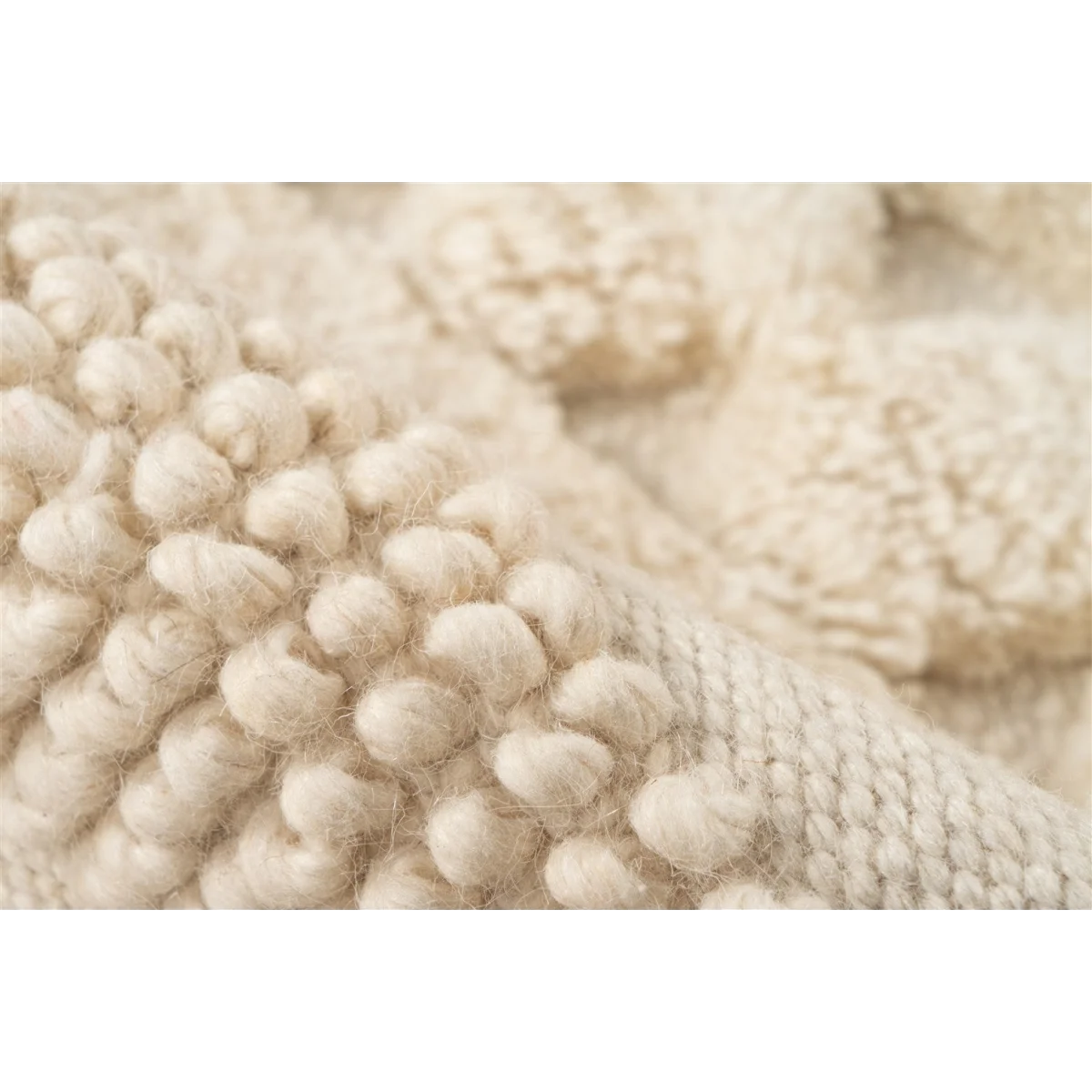 Tissu en laine écru texturé avec des motifs géométriques en nœuds bobbles