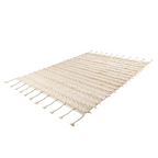 Tapis en laine écru à rayures texturées avec franges, idéal pour la décoration intérieure