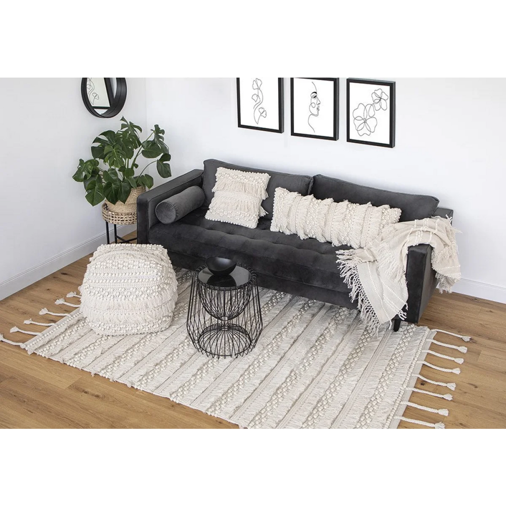 Canapé en velours gris foncé à trois places avec coussins tuftés pour Tapis en laine écru