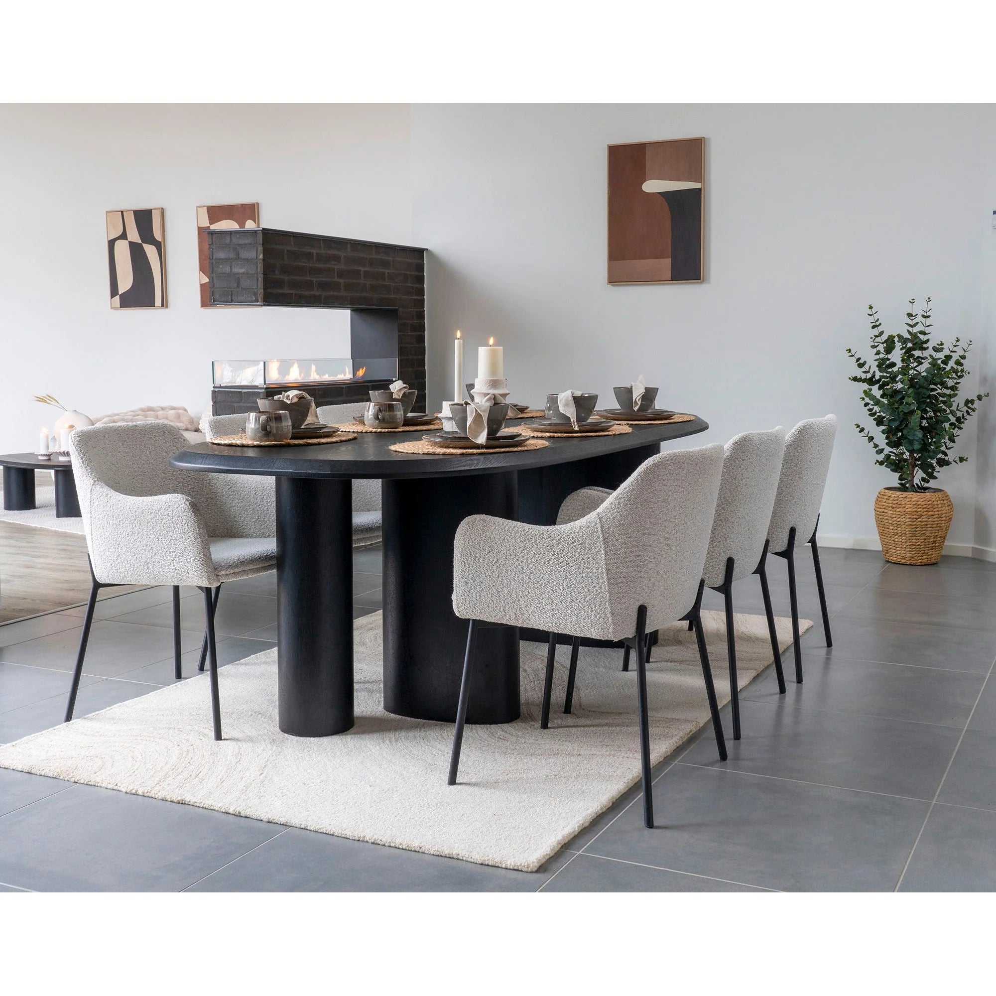 Ensemble de salle à manger moderne avec table noire et chaises rembourrées beige