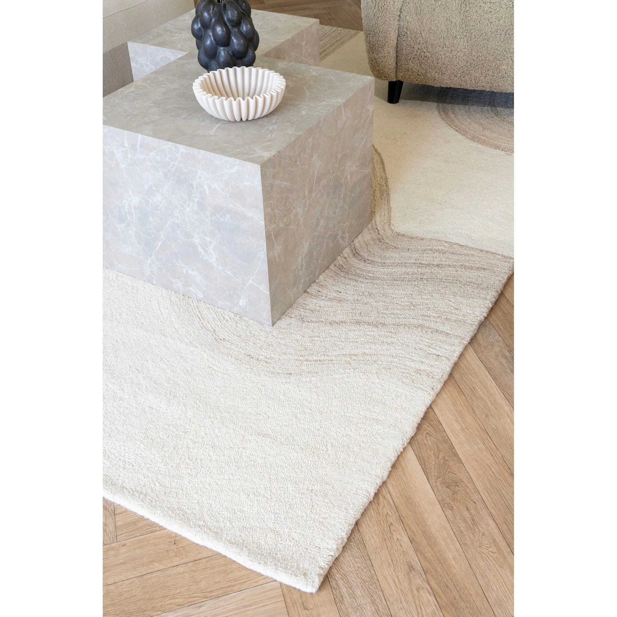 Tapis en laine fait main motifs ondulés beige et ivoire, texture neutre, 160x230 cm