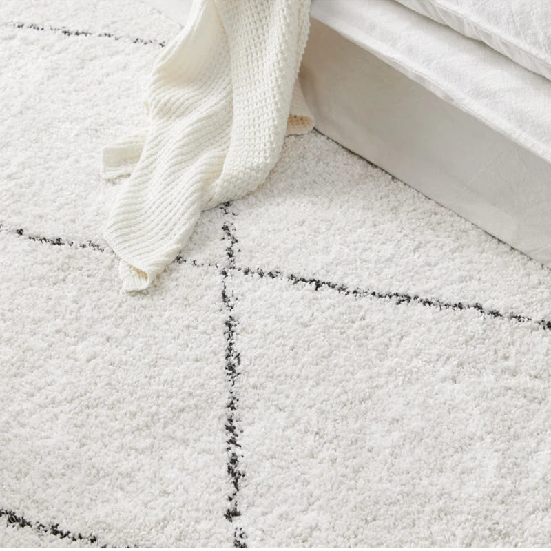 Gros plan sur le tapis losanges noir et blanc