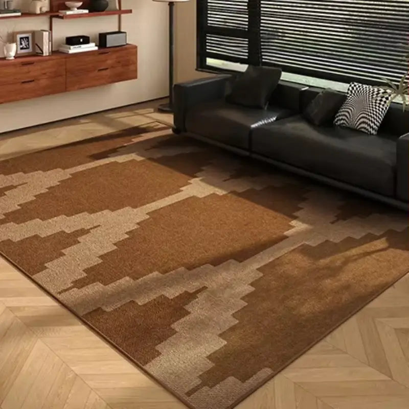 Espace de vie décoré avec un tapis marron au style unique.