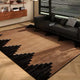 Tapis moderne marron dans un salon avec mobilier contemporain.