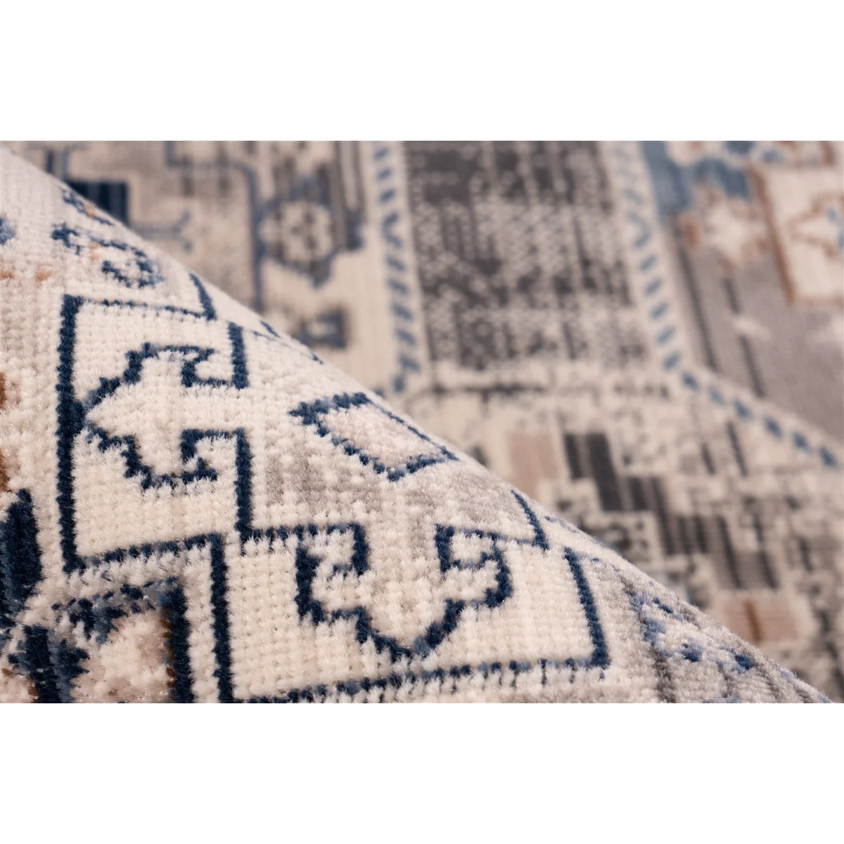 Tapis oriental à poil ras avec motifs géométriques en bleu, gris et crème