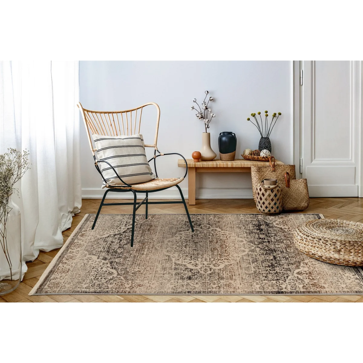 Tapis oriental beige à poils ras motif persan vieilli avec zone ornementale distressée