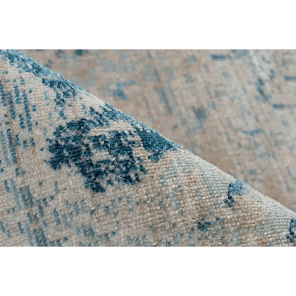 Premier plan d un tapis rectangulaire oriental bleu à effet vieilli en tissu