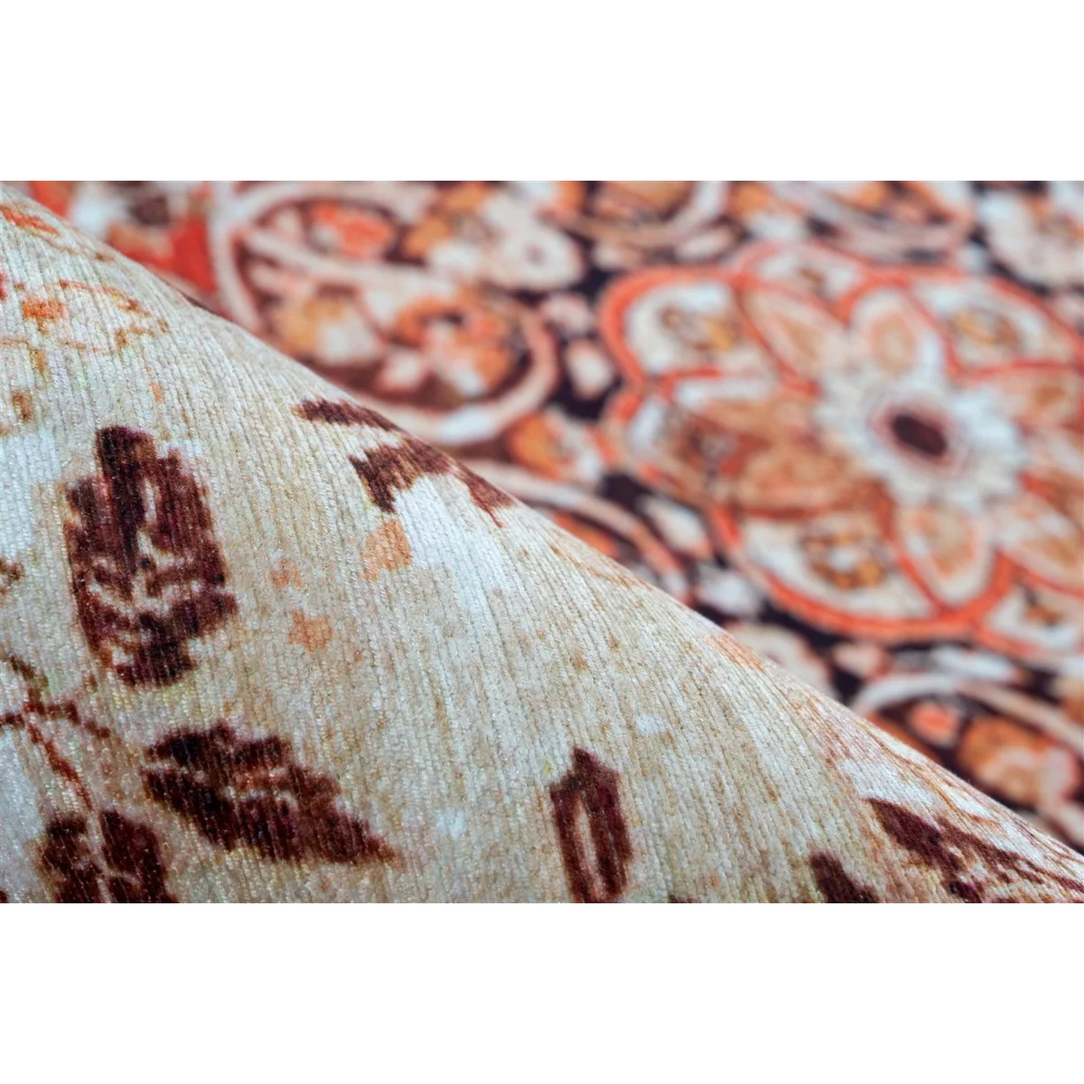 Tissu texturé avec motif floral marron et crème, fond flou orange et noir pour Tapis oriental rectangulaire à médaillon tons terracotta et beige