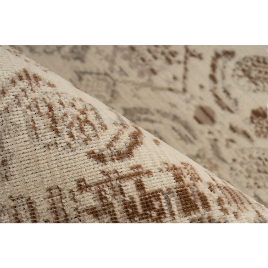 Zoom sur un tapis oriental rectangulaire beige et brun effet vieilli 120x180 cm