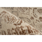 Zoom sur un tapis oriental rectangulaire beige et brun effet vieilli 120x180 cm