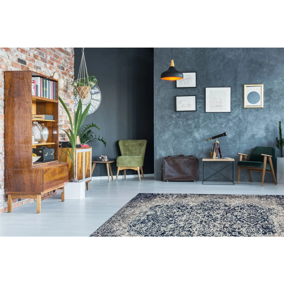 Tapis oriental rectangulaire bleu et écru effet vieilli dans un salon éclectique avec fauteuils verts