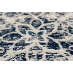 Vue rapprochée d un tapis oriental rectangulaire bleu et écru avec motif floral vieilli