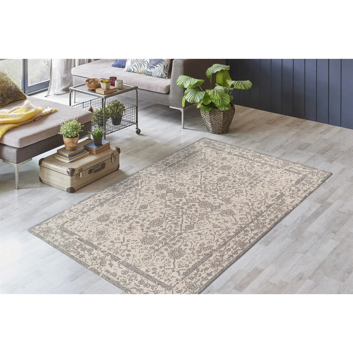 Tapis oriental rectangulaire en coton beige avec motif patiné et border intricate