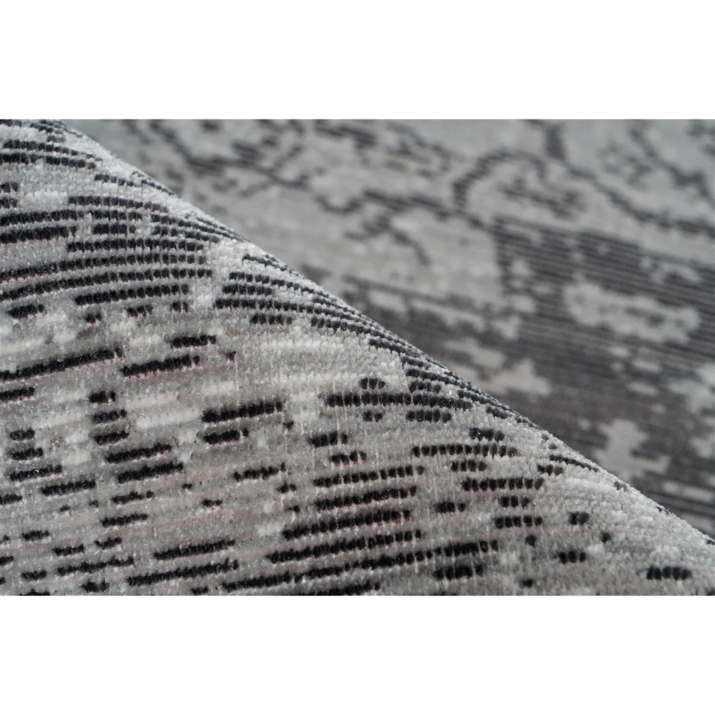 Tapis oriental rectangulaire gris effet vieilli doux roulé avec motif gris et noir