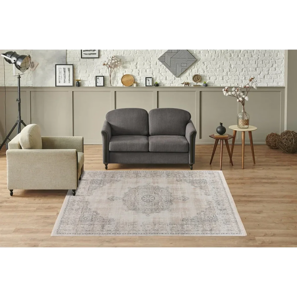 Tapis oriental rectangulaire en tissu gris avec motif central et design faded