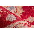 Tapis Faye 600 Rot avec motif floral rouge, plié pour montrer texture et design