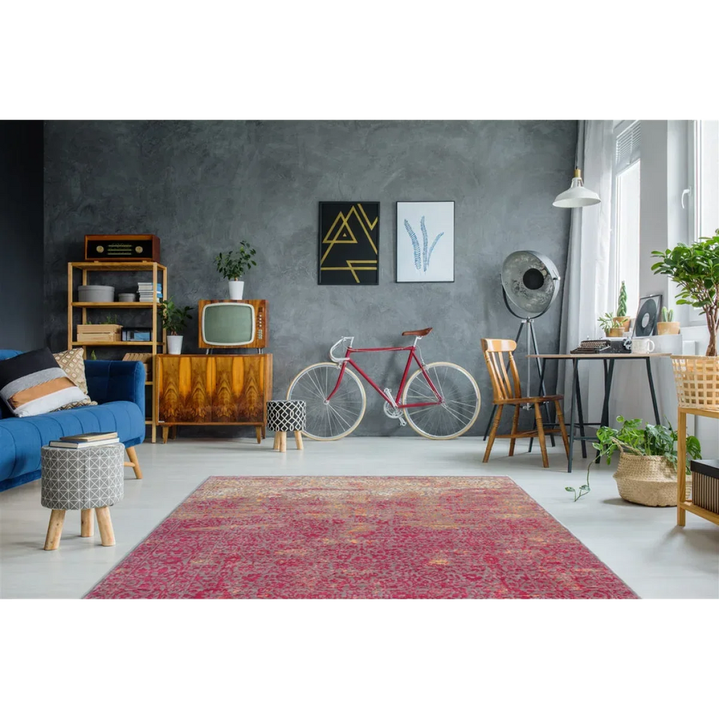 Tapis oriental rouge à motifs vieillis en polyester tissé ras avec fuchsia et beige ornés