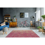 Tapis oriental rouge à motifs vieillis en polyester tissé ras avec fuchsia et beige ornés