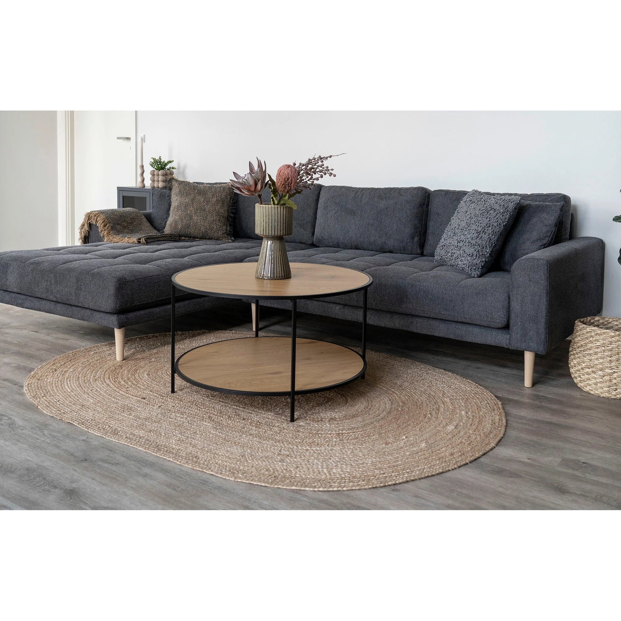 Canapé sectionnel gris avec table basse ronde en bois naturel Tapis ovale en jute