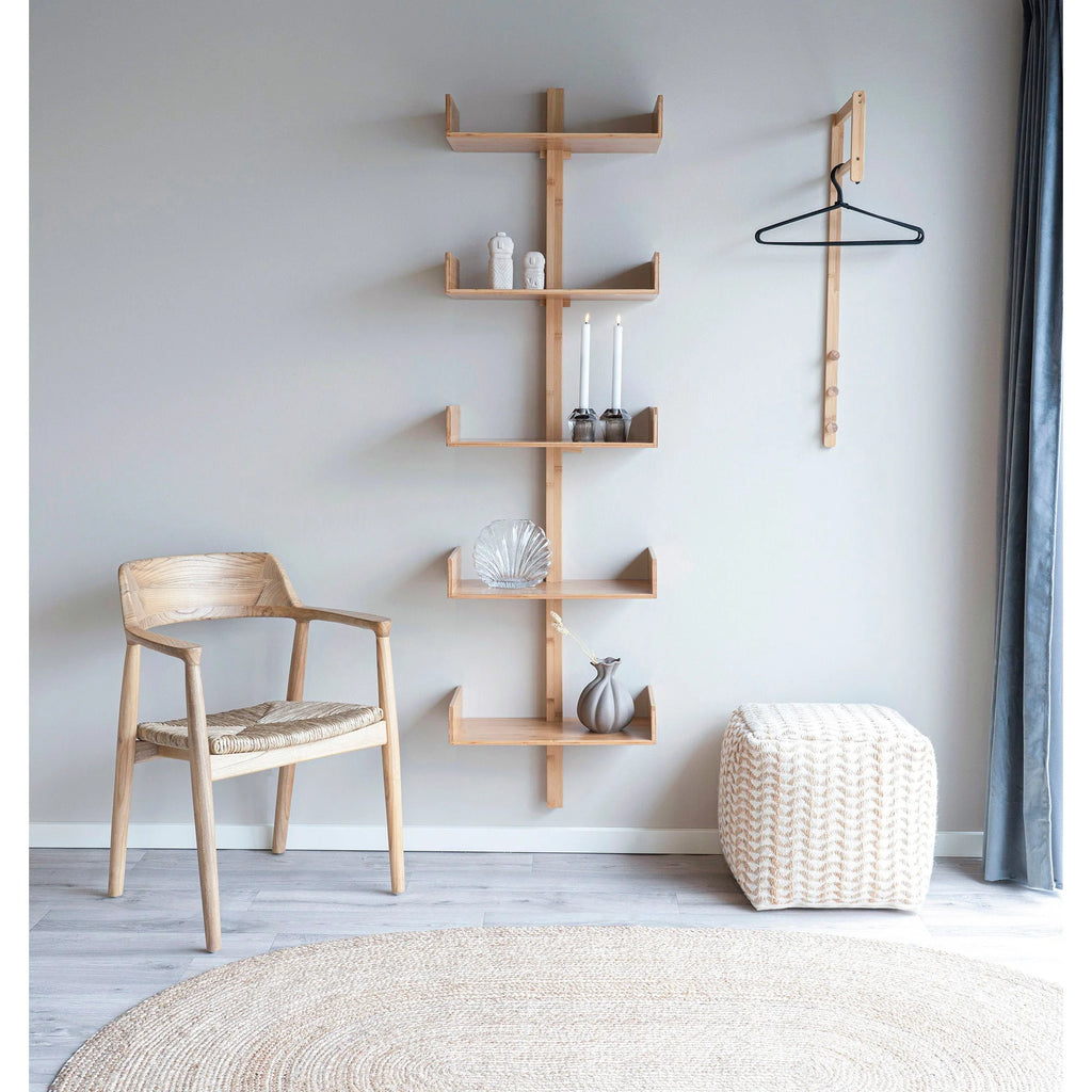 Étagère en bois clair pour le produit Tapis ovale en jute tressée naturelle