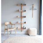 Étagère en bois clair pour le produit Tapis ovale en jute tressée naturelle
