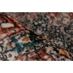 Zoom sur un tapis persan à motif vieilli rouille et beige avec design ornemental