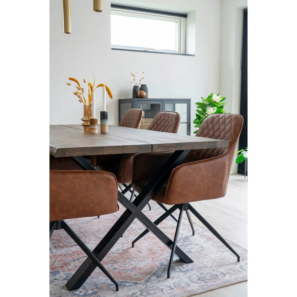 Chaise de salle à manger en cuir marron dos matelassé et pieds métalliques noirs en X