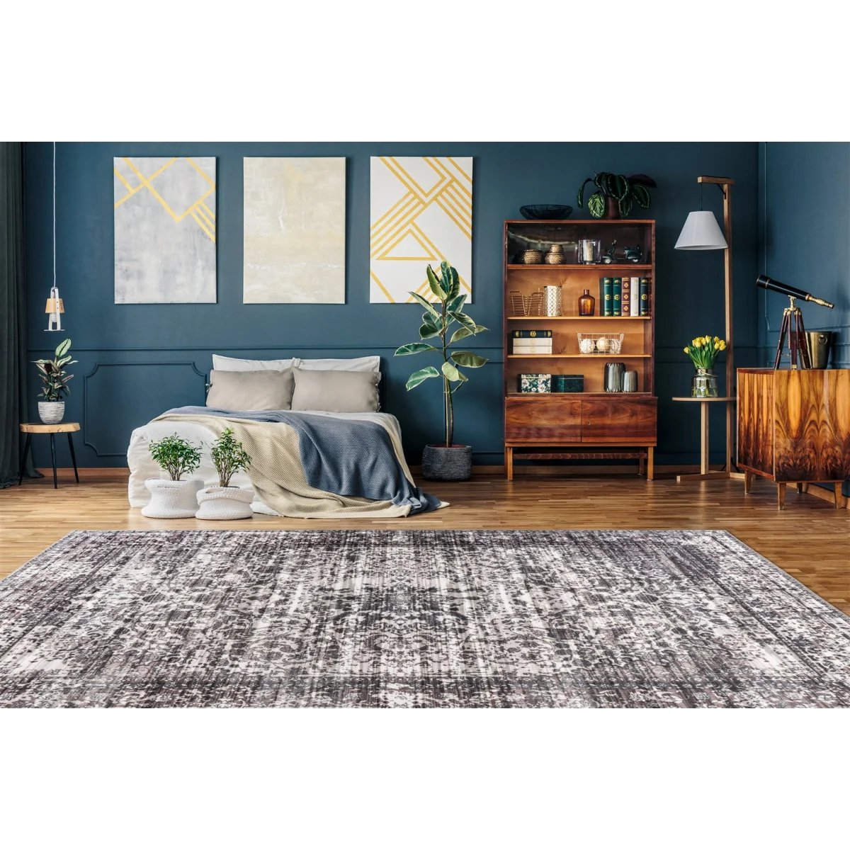 Tapis persan rectangulaire à poil court gris effet vieilli avec motif abstrait distressé