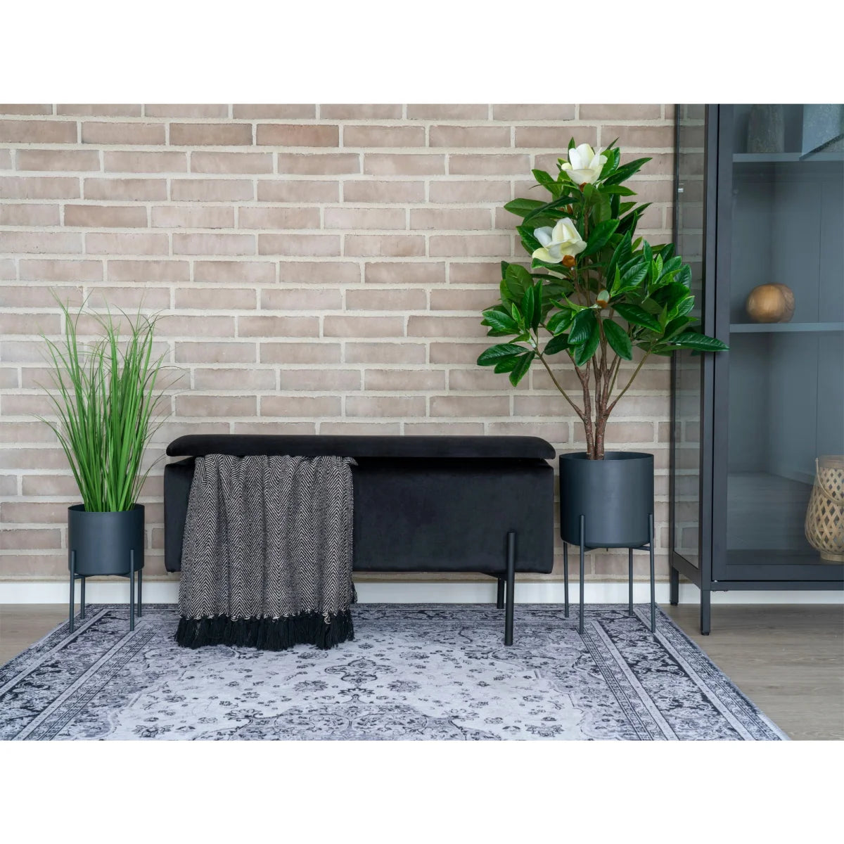 Banc de rangement en velours noir avec couverture grise à motif chevron