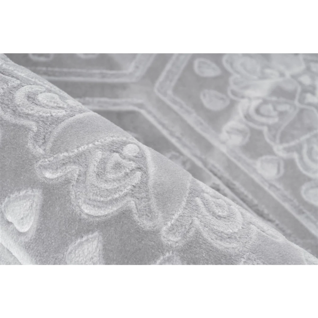 Tapis rectangulaire gris et blanc avec motifs floraux et géométriques en velours