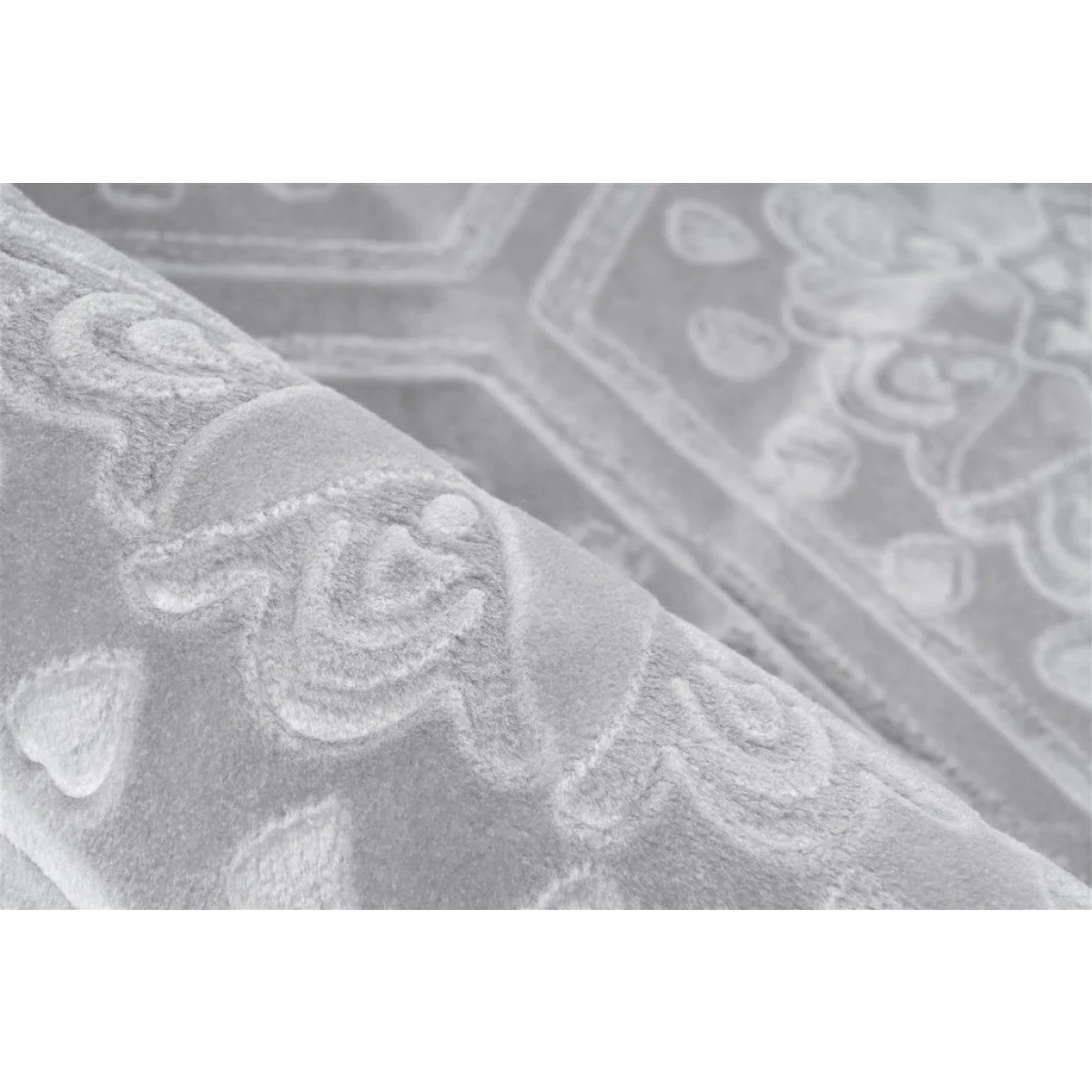 Tapis rectangulaire gris et blanc avec motifs floraux et géométriques en velours