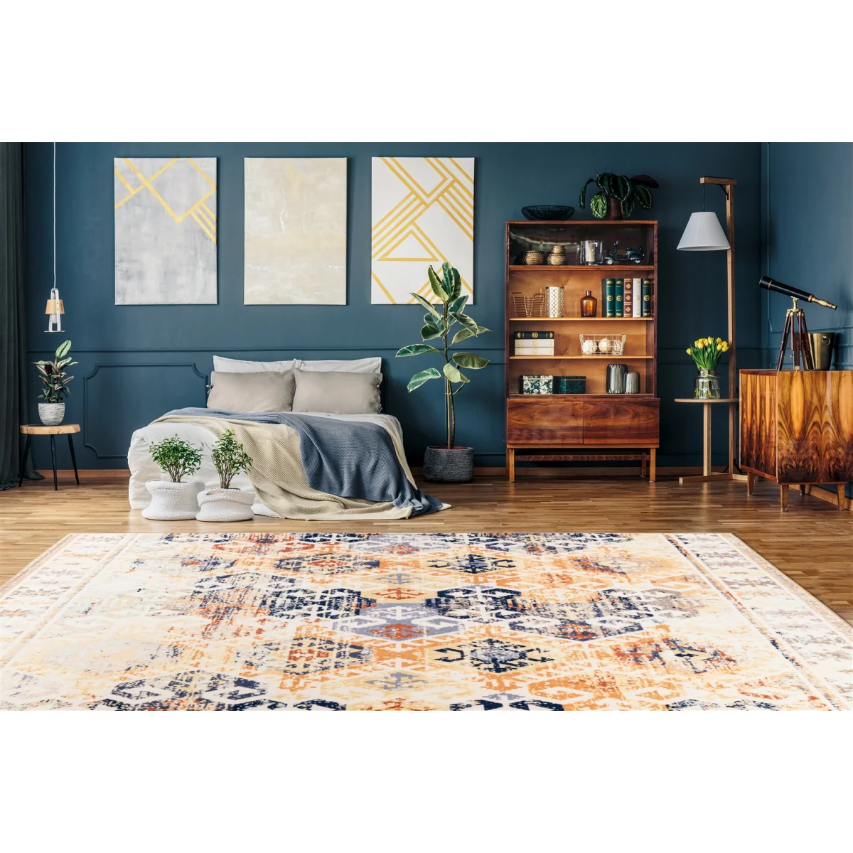 Tapis rectangulaire à motifs kilim beige ocre et bleu dans une chambre moderne