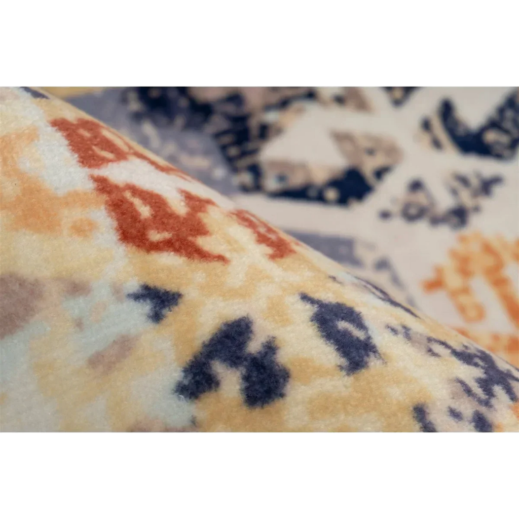 Tapis rectangulaire à motifs kilim beige vieilli avec designs abstraits en tons chauds et froids