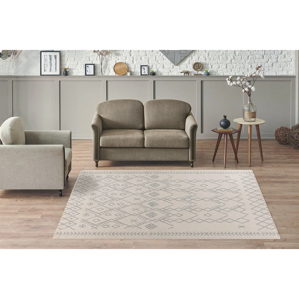 Canapé deux places marron clair avec bras arrondis sur tapis rectangulaire beige moderne