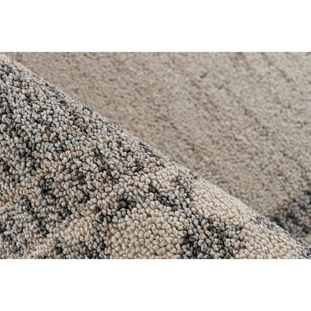 Zoom sur un tapis rectangulaire beige à motifs géométriques en tissage plat