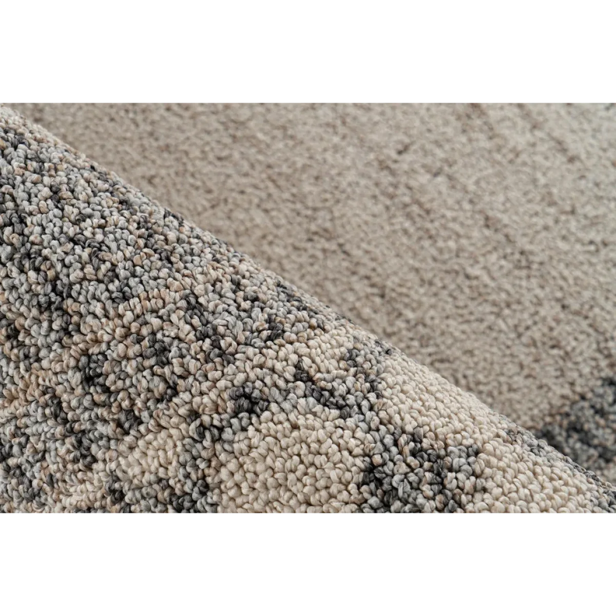 Zoom sur un tapis rectangulaire beige à motifs géométriques en tissage plat