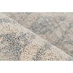 Premier plan d’un tapis rectangulaire beige à motifs losanges gris 120x170 cm