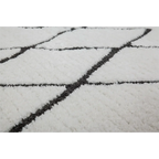 Tapis berbère rectangulaire avec motifs losanges noirs et franges en coton mélangé