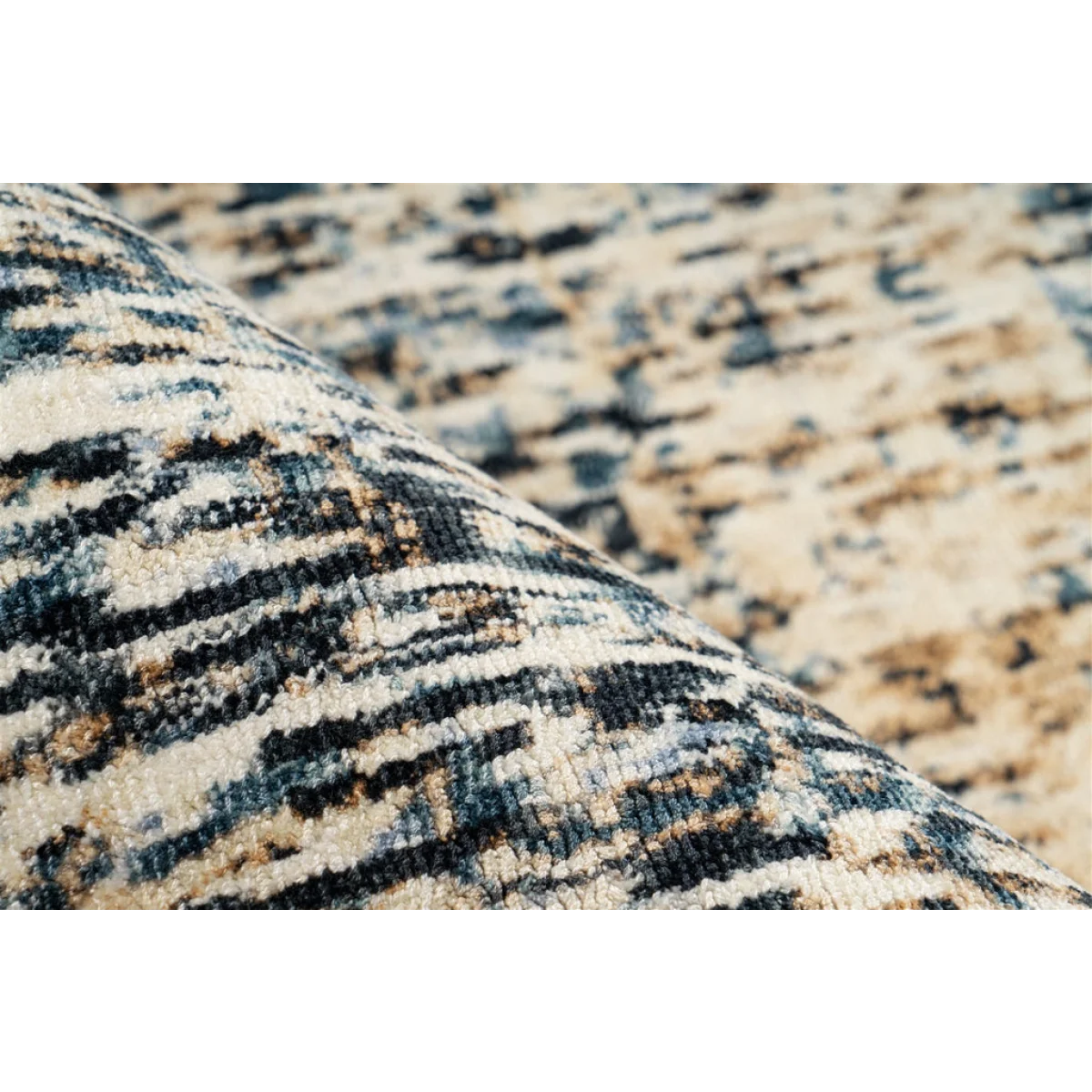 Zoom sur un tapis rectangulaire chiné crème et bleu en viscose 80x150 cm