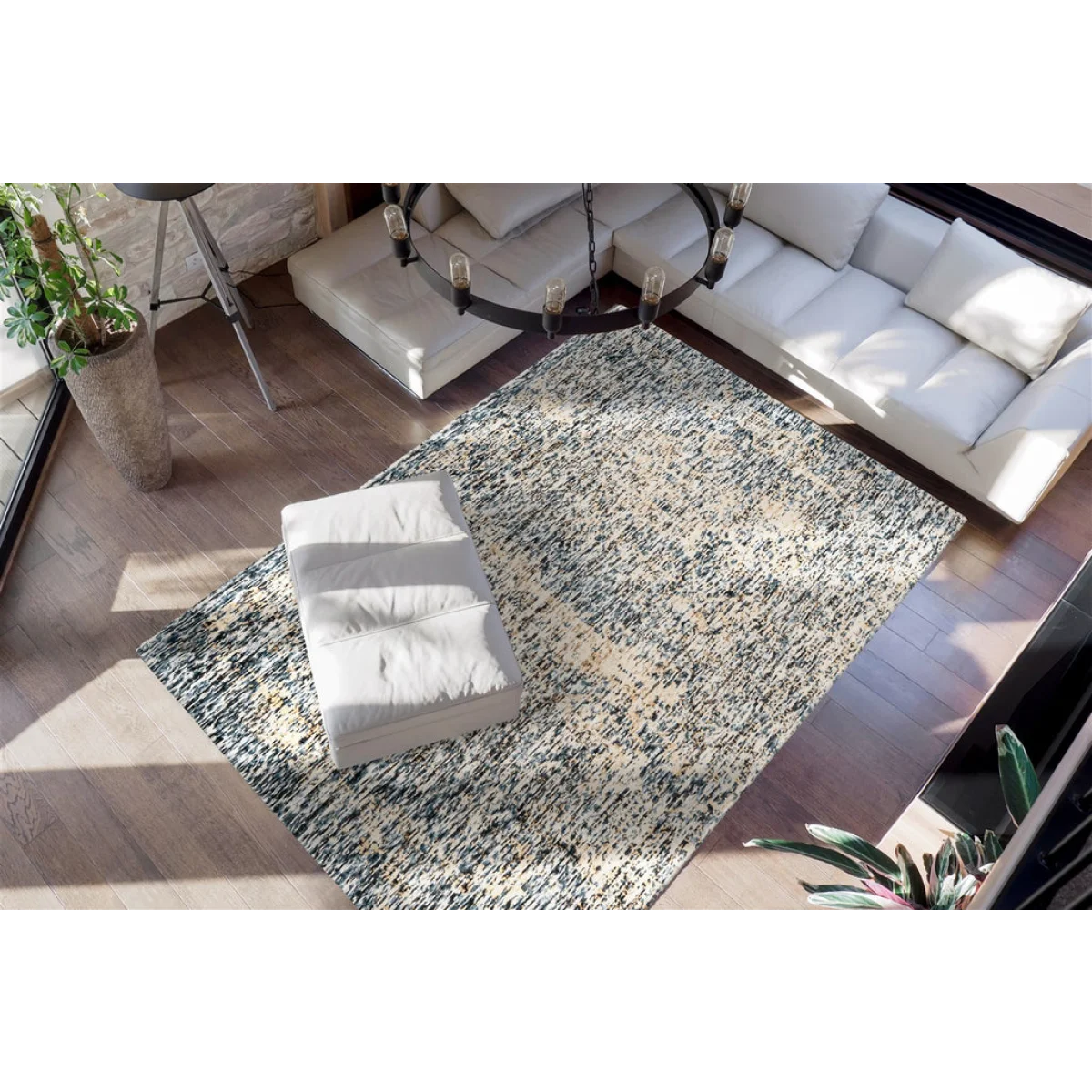 Tapis rectangulaire chiné crème et bleu en viscose avec motif texturé noir et blanc