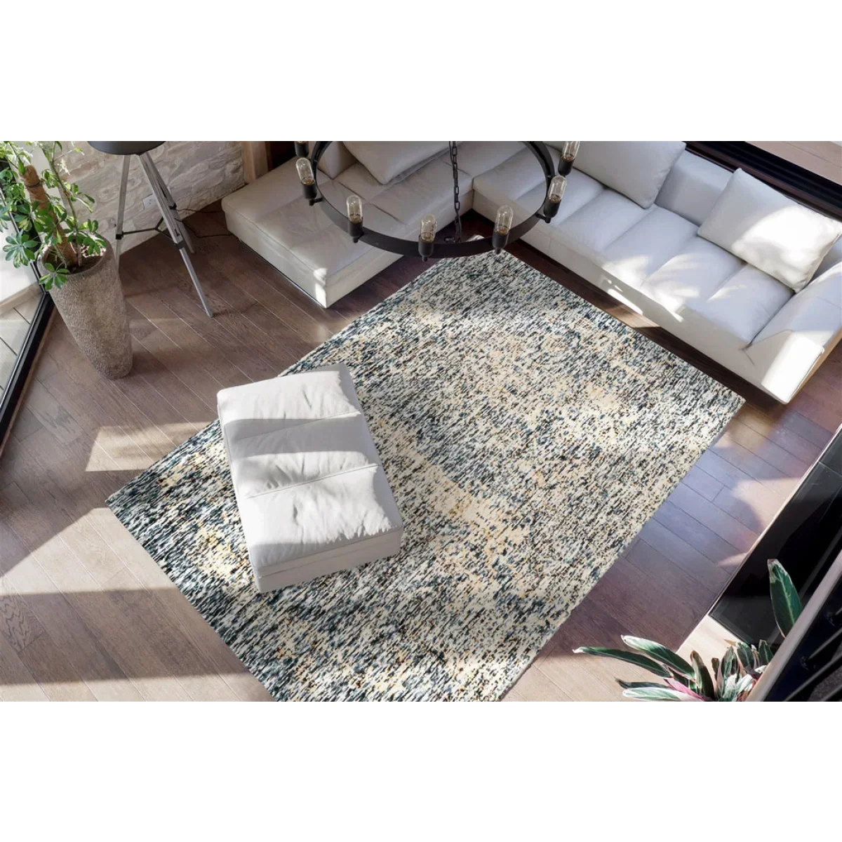 Tapis rectangulaire chiné crème et bleu en viscose avec motif texturé noir et blanc