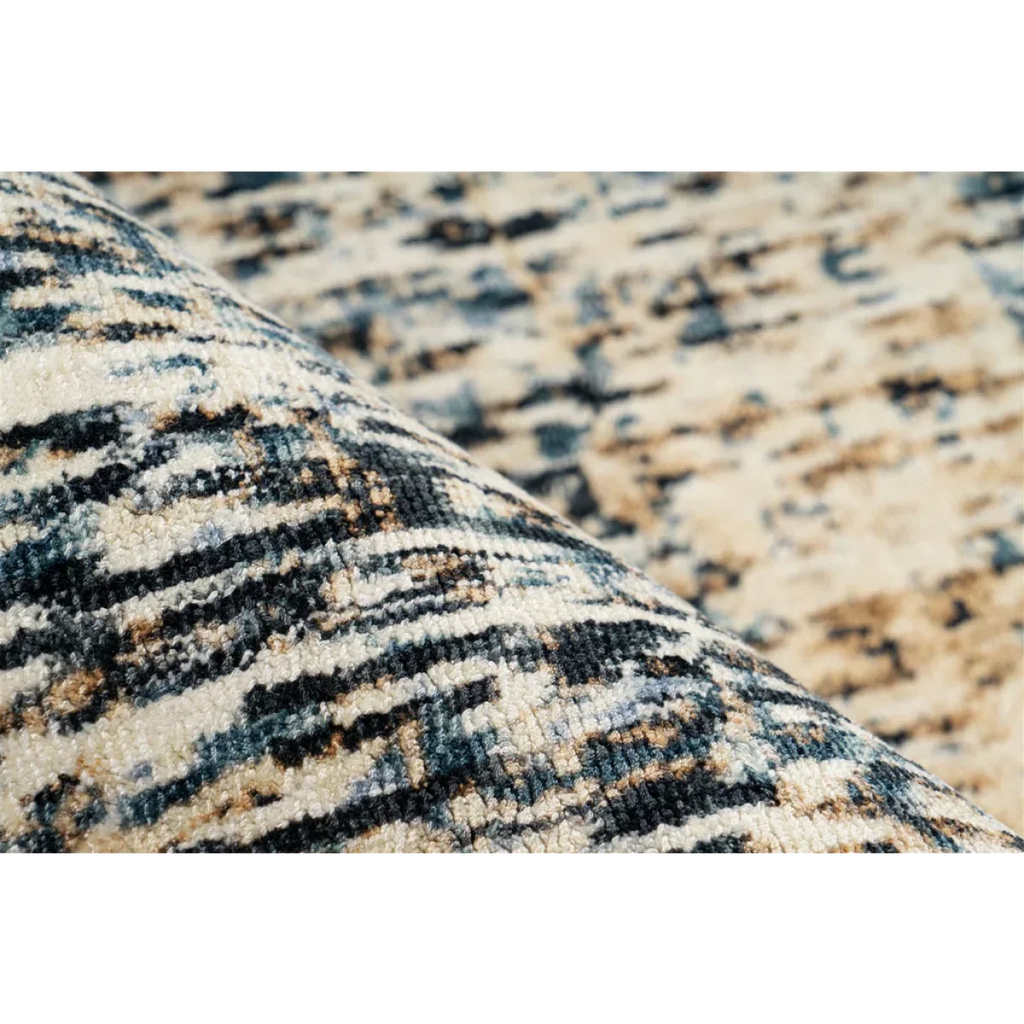 Zoom sur un tapis rectangulaire chiné crème et bleu en viscose 80x150 cm