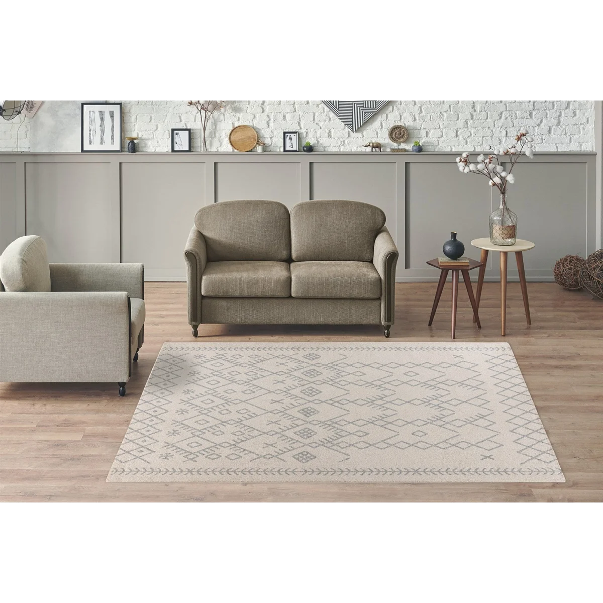Canapé et fauteuil en tissu beige clair avec pieds en bois foncé, idéal pour salon